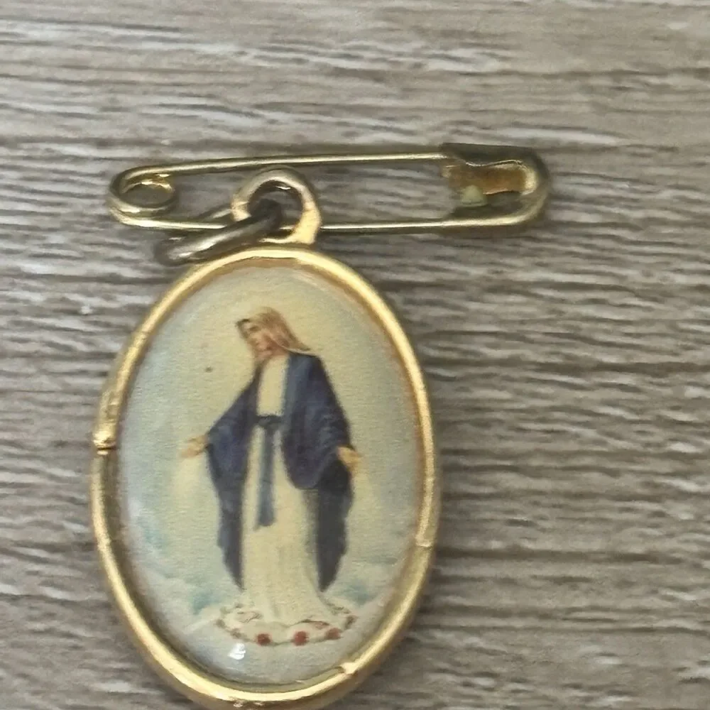 Vintage Gold Tone Virgin Mary Lourdes Double Sided Pendant Safety Pin Brooch 1